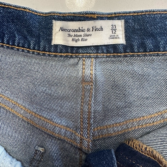 Abercrombie & Fitch High Rise Mom Short. Size 31. - Picture 4 of 4